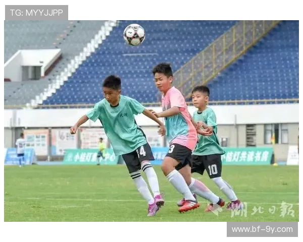 小男孩场边吃饭仍专注观赛并憧憬未来自己驰骋绿茵的温馨瞬间