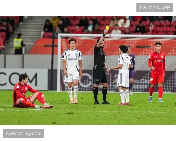 男孩神奇一脚足球飞入帽子引发全场惊叹温情瞬间感动无数观众